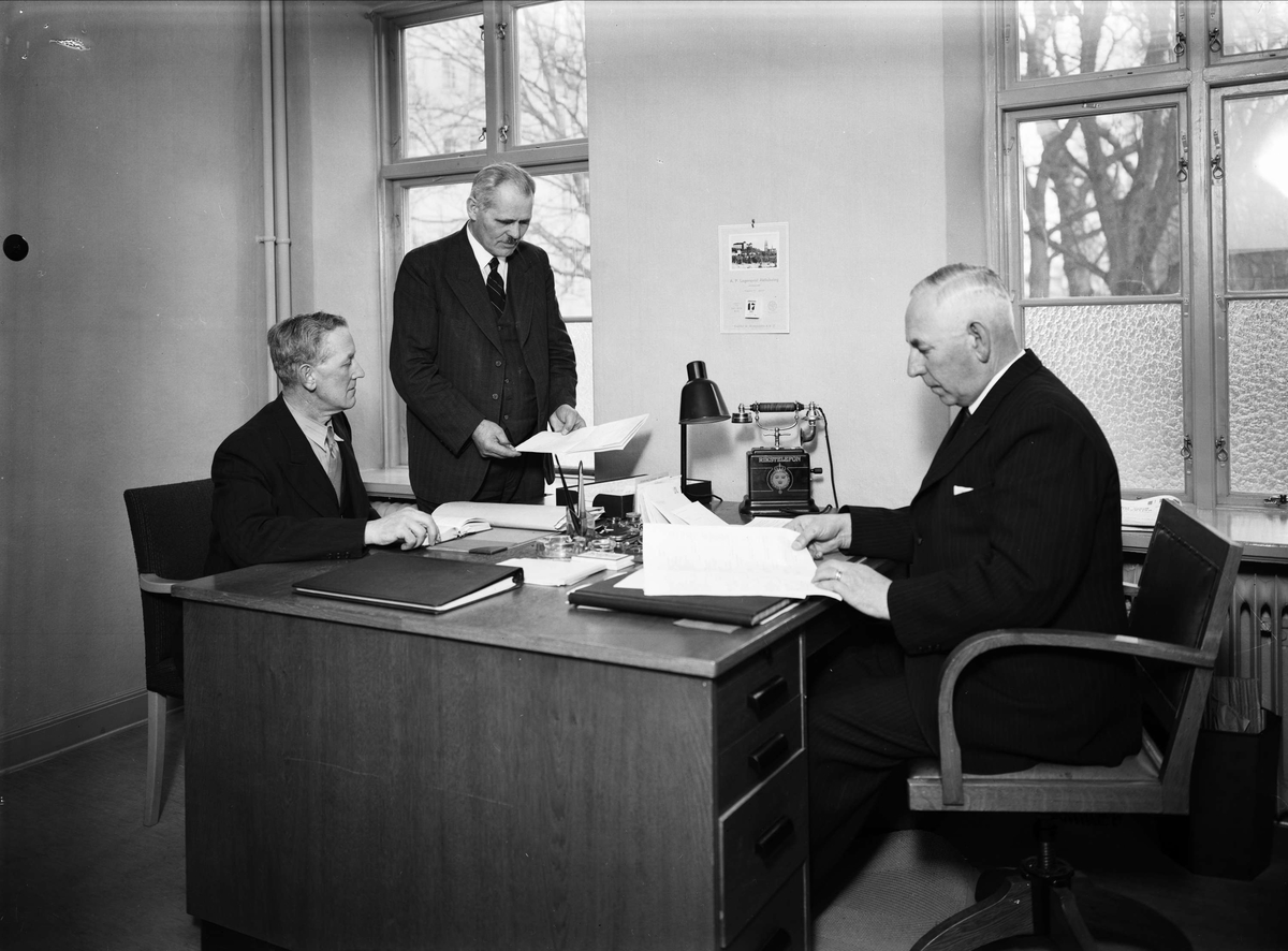 Paul Sandberg, G P Hjärt, Henning Törnquist and Gottfrid Carlsson in the municipal chambers room, DrottningG 13