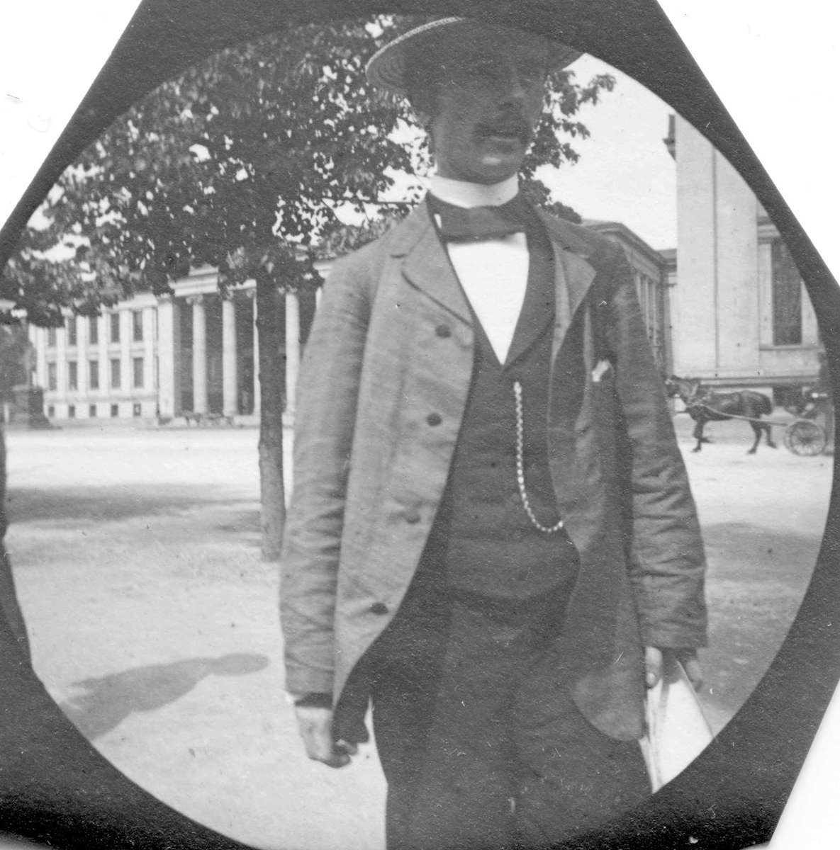 Fredrik Carl Mülertz Størmer, Professor H. H. Gran i Studenterlunden, Karl Johans gate, Oslo, med ryggen mot Universitetsplassen.