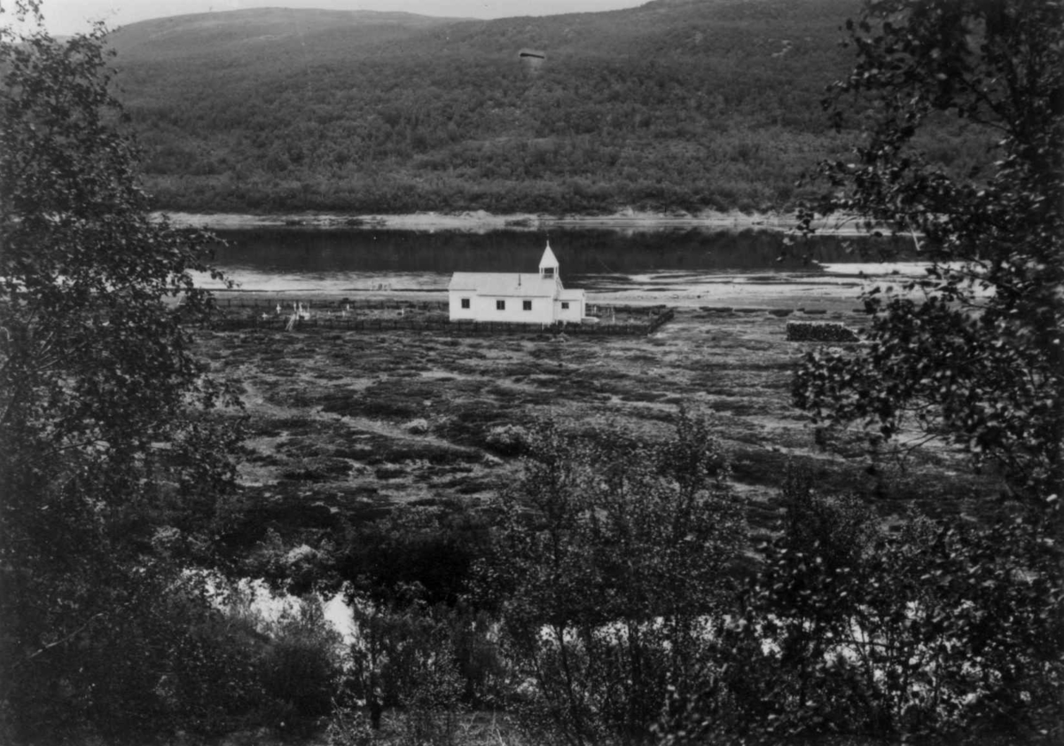Ellisif Rannveig Wessel, Polmak kirke 454, Tana, Finnmark, oppført 1858, med omkringliggende landskap, ca 1900.