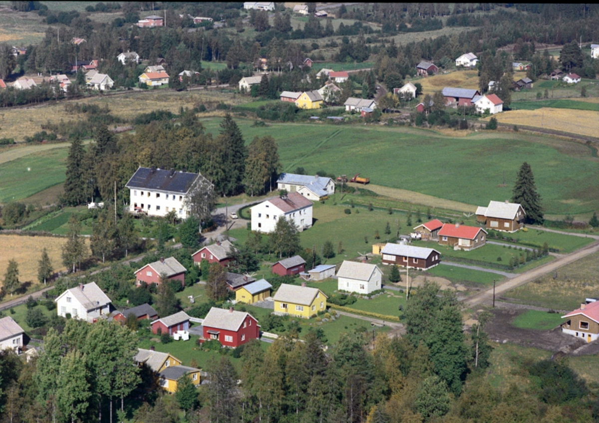 Widerøes Flyveselskap A/S, FLYFOTO GRANTUN, AMTUN, ROELSBAKK. BOLIGBEBYGGELSE I LØTEN. Gamle Løten Sykehjem