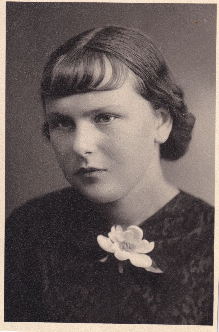 E. Konienė, Tauragės gimnazijos mokinė Irma Beršmonaitė