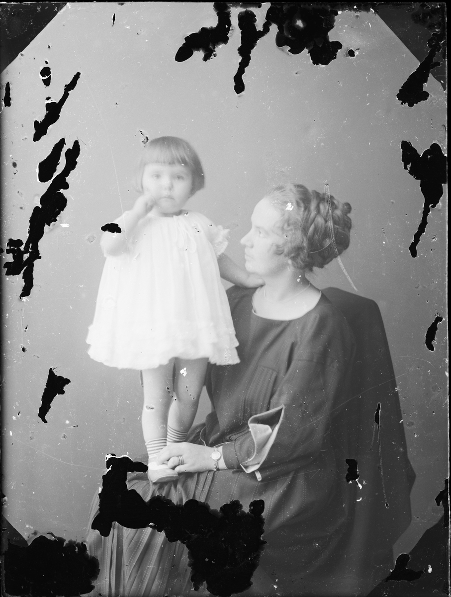 Skötsner-Edhlund, Woman with a Child Standing in a Knee, Östhammar, Uppland