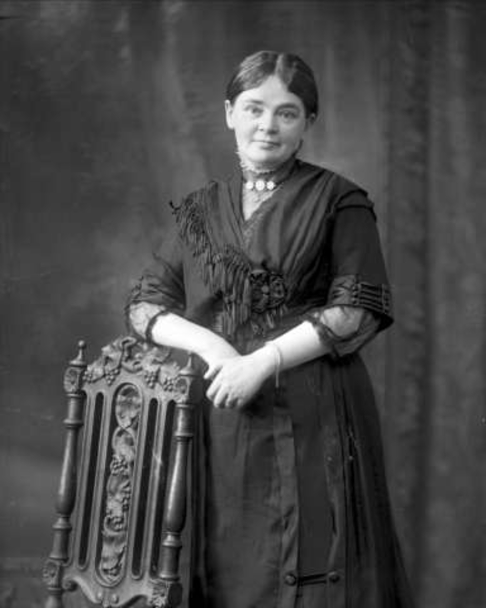 Gustav Borgen, Portrett, kvinne i mørk drakt. Fru sjøfartsdirektør Pedersen, Signe f. Nordenberg.