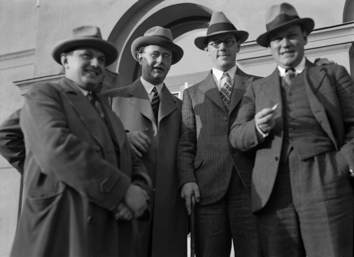 Paul Sandberg, Grupporträtt - journalisterna Helge Gad och Nils Sundquist samt okända män, Uppsala 1935