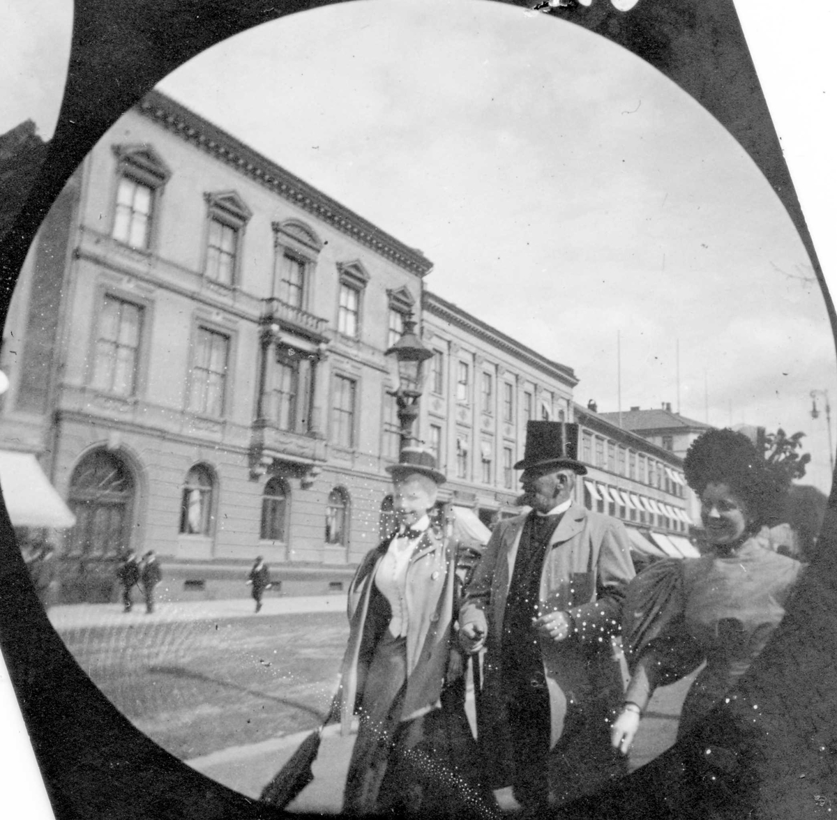 Fredrik Carl Mülertz Størmer, Frk. Ricke Sverdrup, dr. Thaulow og fru Mowinckel spaserer langs Karl Johans gate, Oslo.