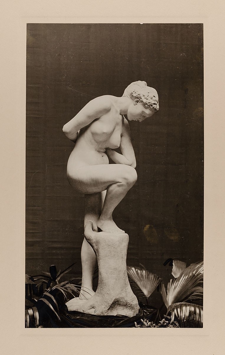 Nicola Perscheid, Max Klinger: Badendes Mädchen, sich im Wasser spiegelnd, ca. 1897, Marmor, heute Leipzig, Museum der bildenden Künste