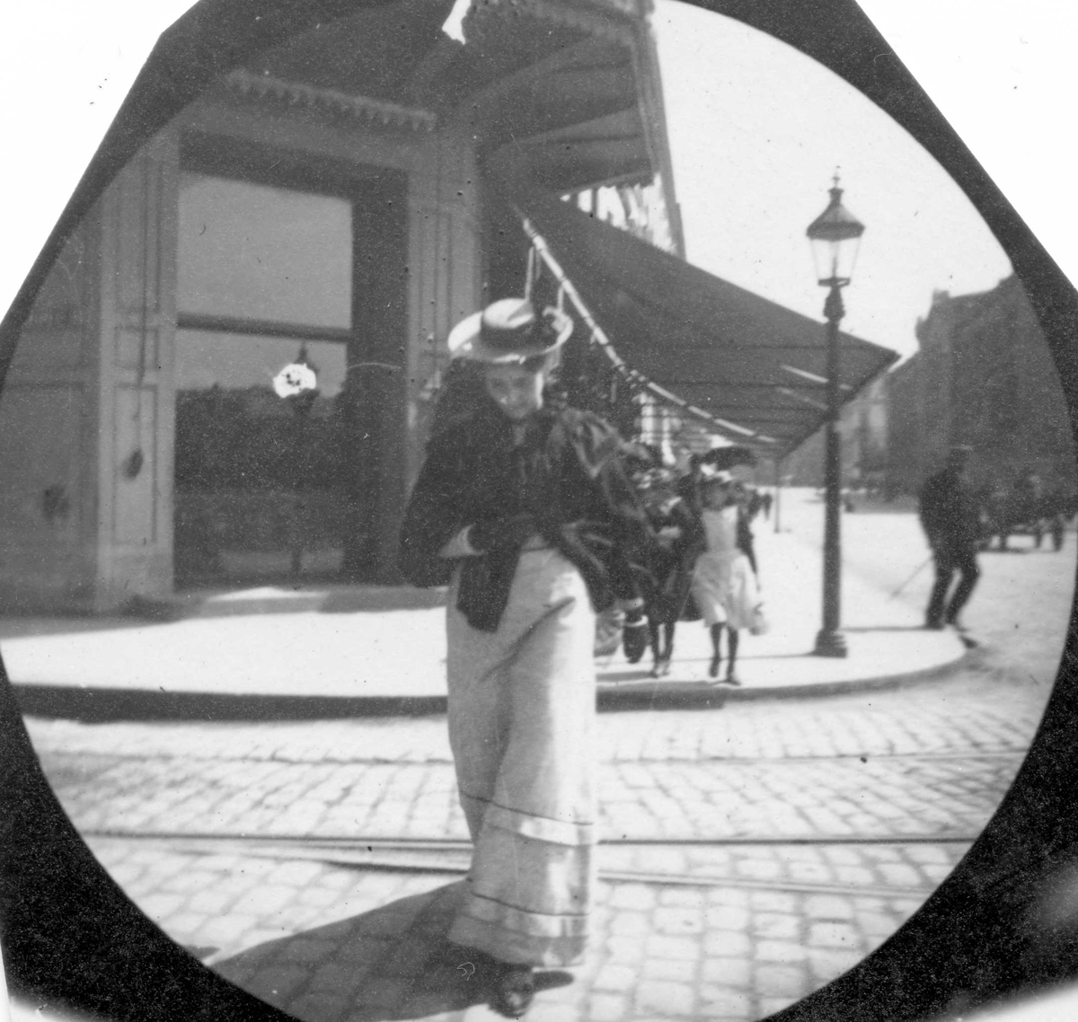 Fredrik Carl Mülertz Størmer, Frk. Greve, senere fru Collin, krysser gata ved Grand kafe, Karl Johans gate, Oslo,