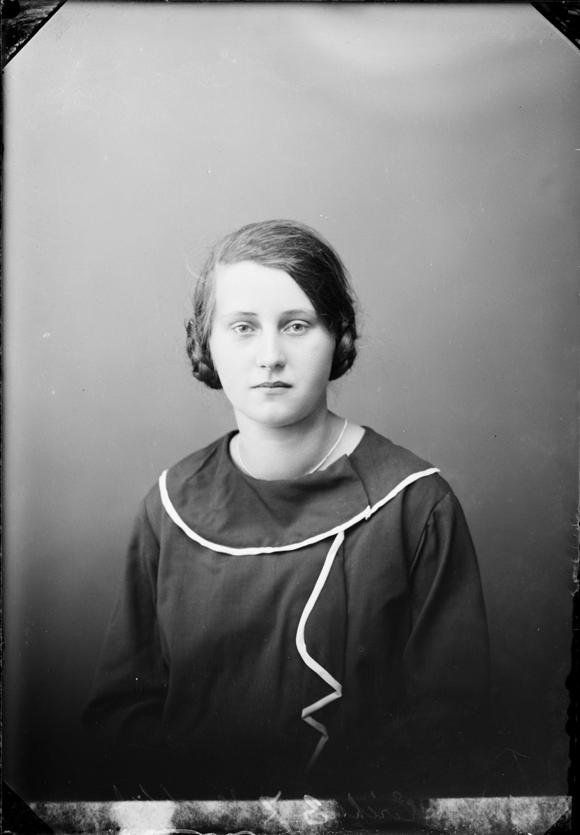 Skötsner-Edhlund, Ateljéporträtt - Märtha Eriksson från Hackbol, Valö socken, Uppland