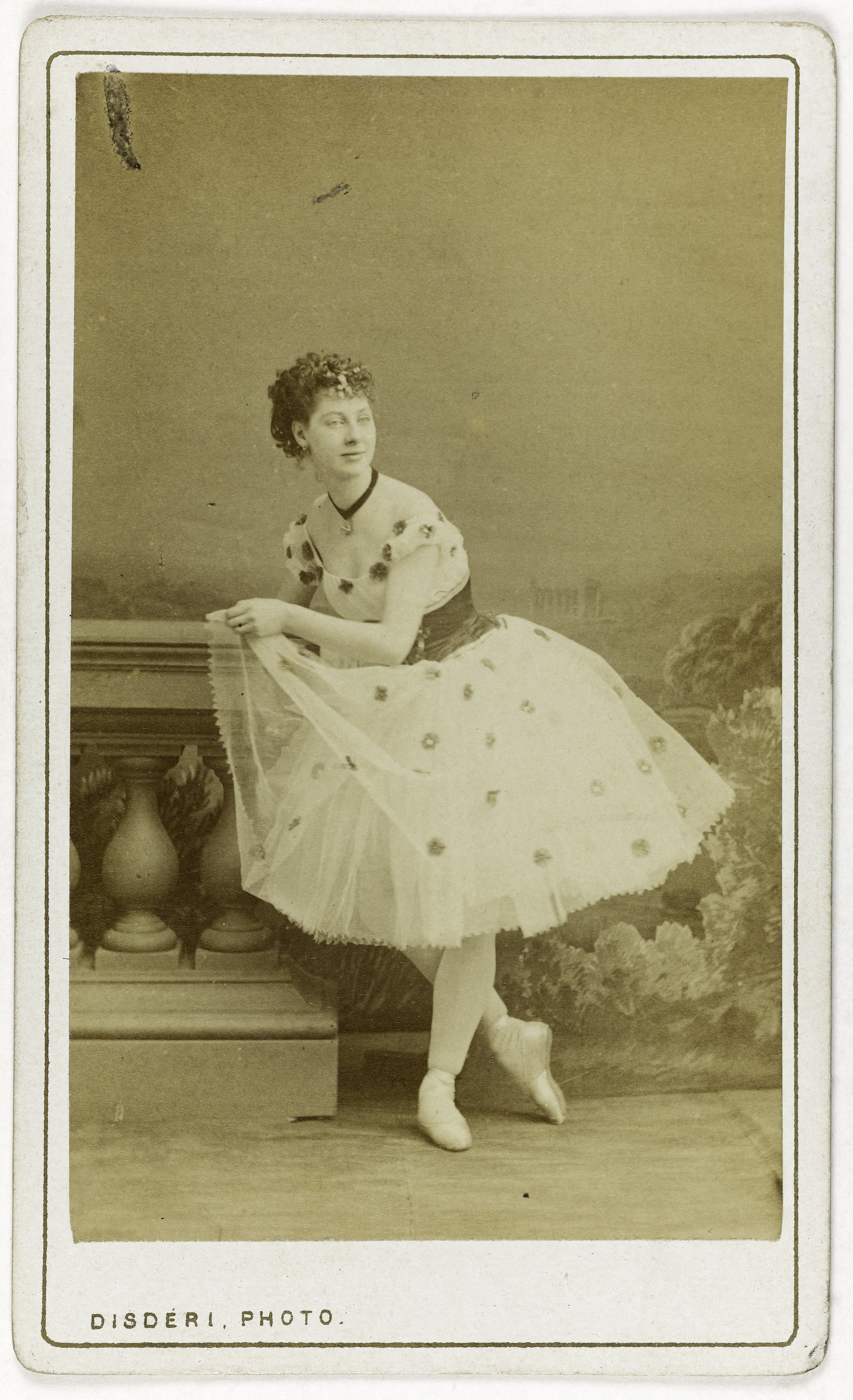 André-Adolphe-Eugène Disdéri, Portrait d'Esther Morris, danseuse à l'Opéra.