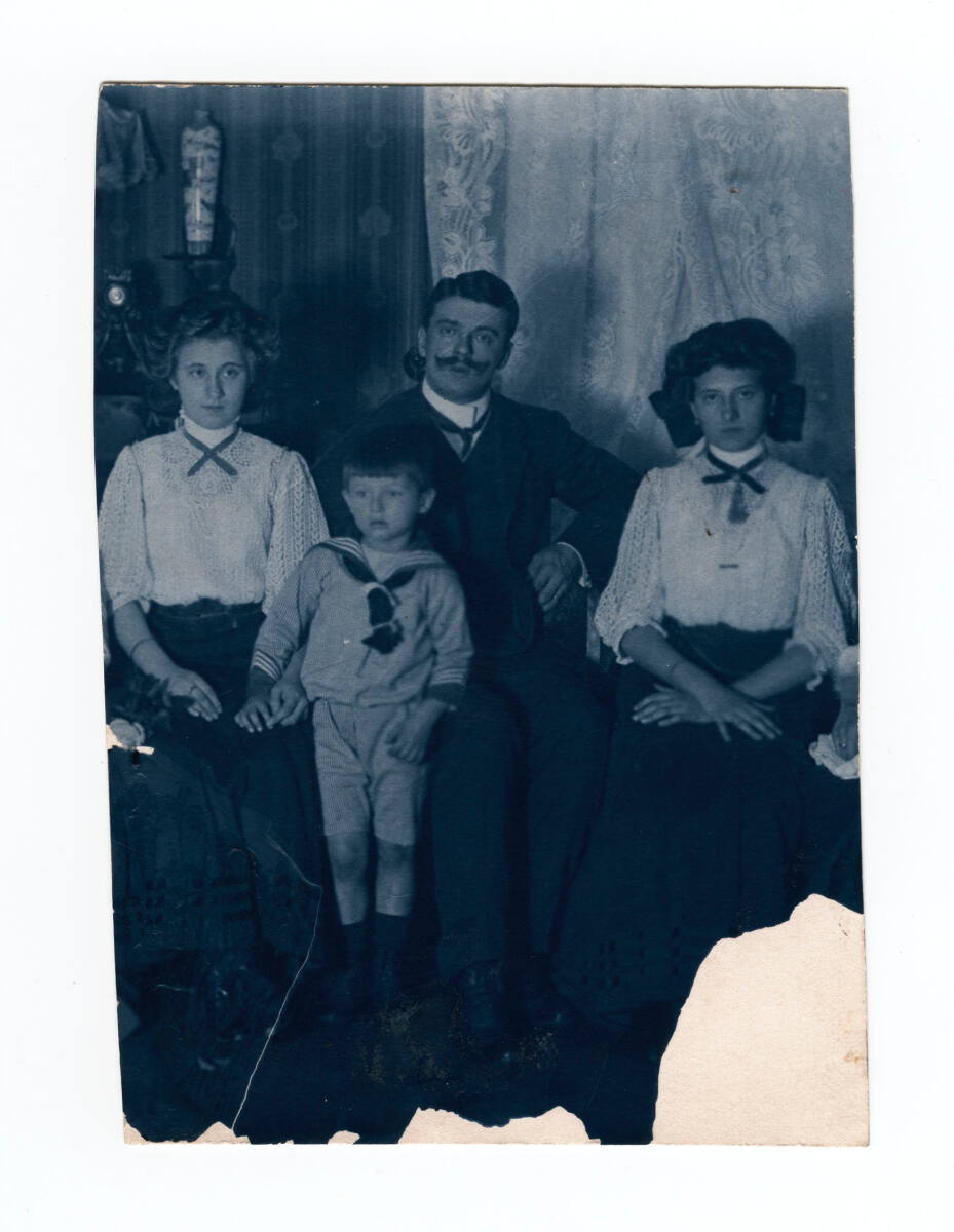 Anonym, Fotografie der Schwestern Edith und Adele Harms mit ihrem Halbbruder Fritz Erdmann und dessen Sohn Paul