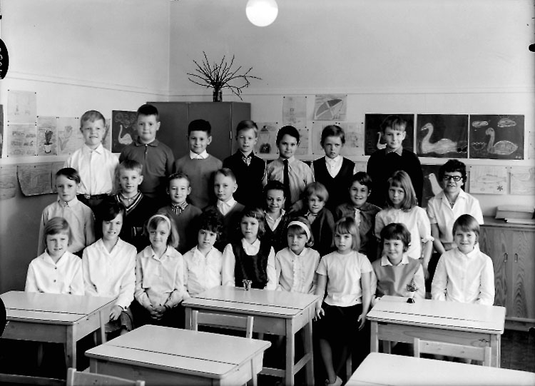 Sven Lindskog, Almby Östra skola, klassrumsinteriör, 24 skolbarn med lärarinna fröken Karin Ohlsson. Klass 3B, sal 6.