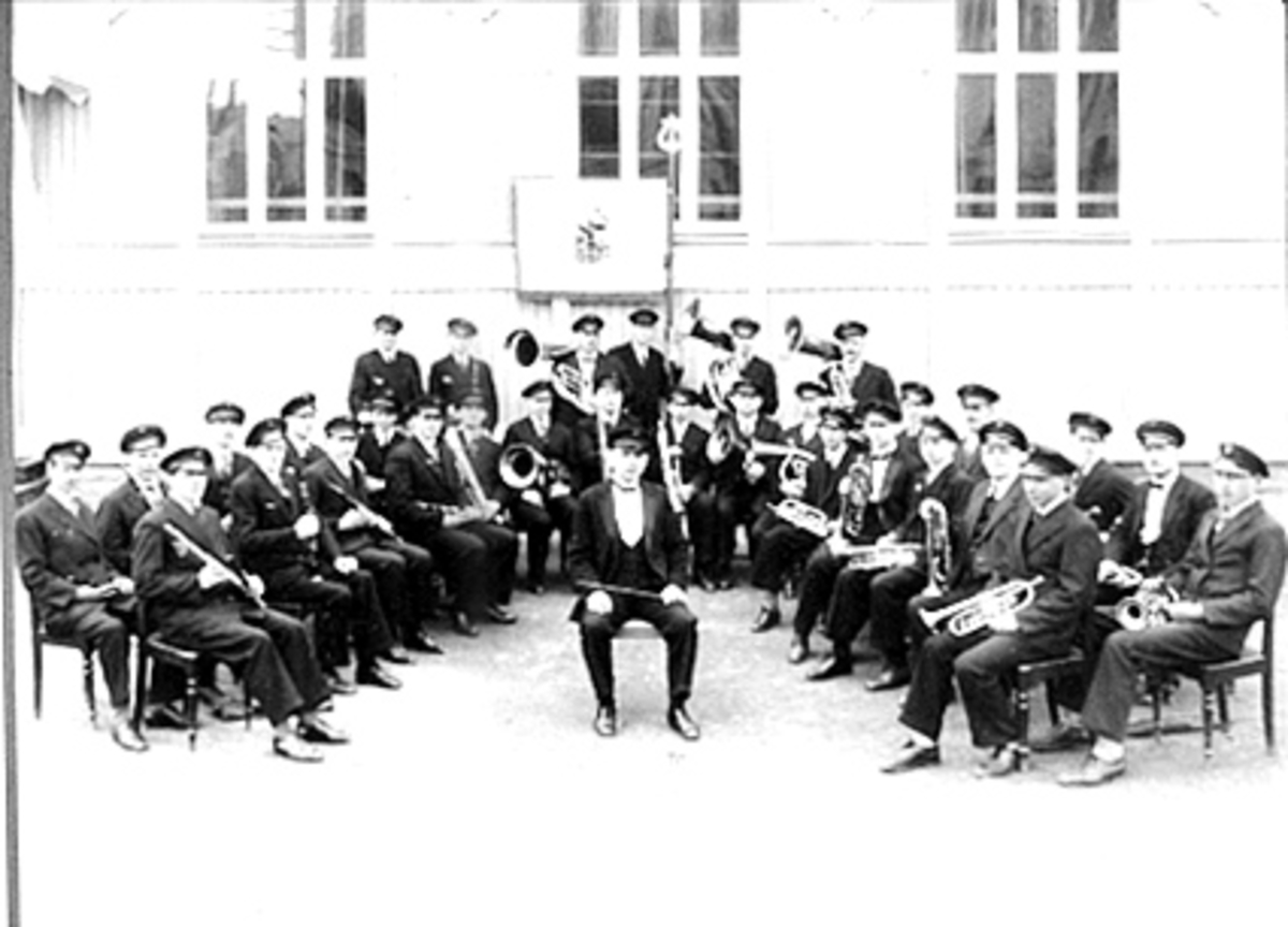 Anno Domkirkeodden, Hamar Musikkforening, korps, gruppe, med dirigent Halvdan Hansen for den gamle gymnastikkbygningen til Hamar folkeskole (Midtbyen skole).