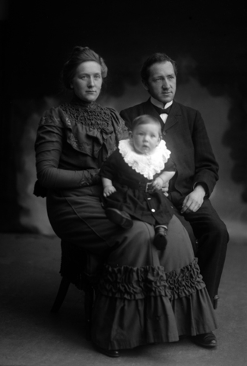 Martin Finborud, HARALD FODSTAD, TOTEN, MED FAMILIE.