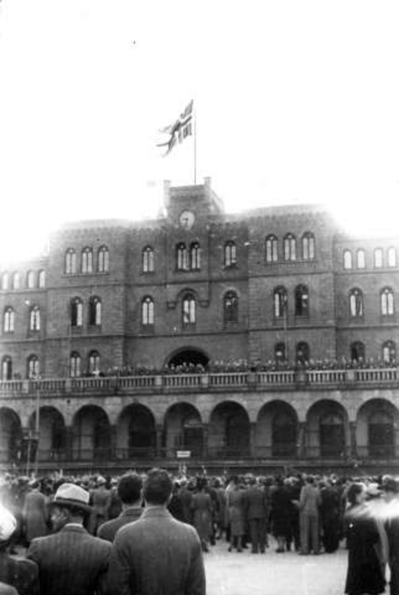 Anders Beer Wilse, Fra Oslo under frigjøringsdagene i 1945. Youngstorget mot Basarhallene og Møllergata 19