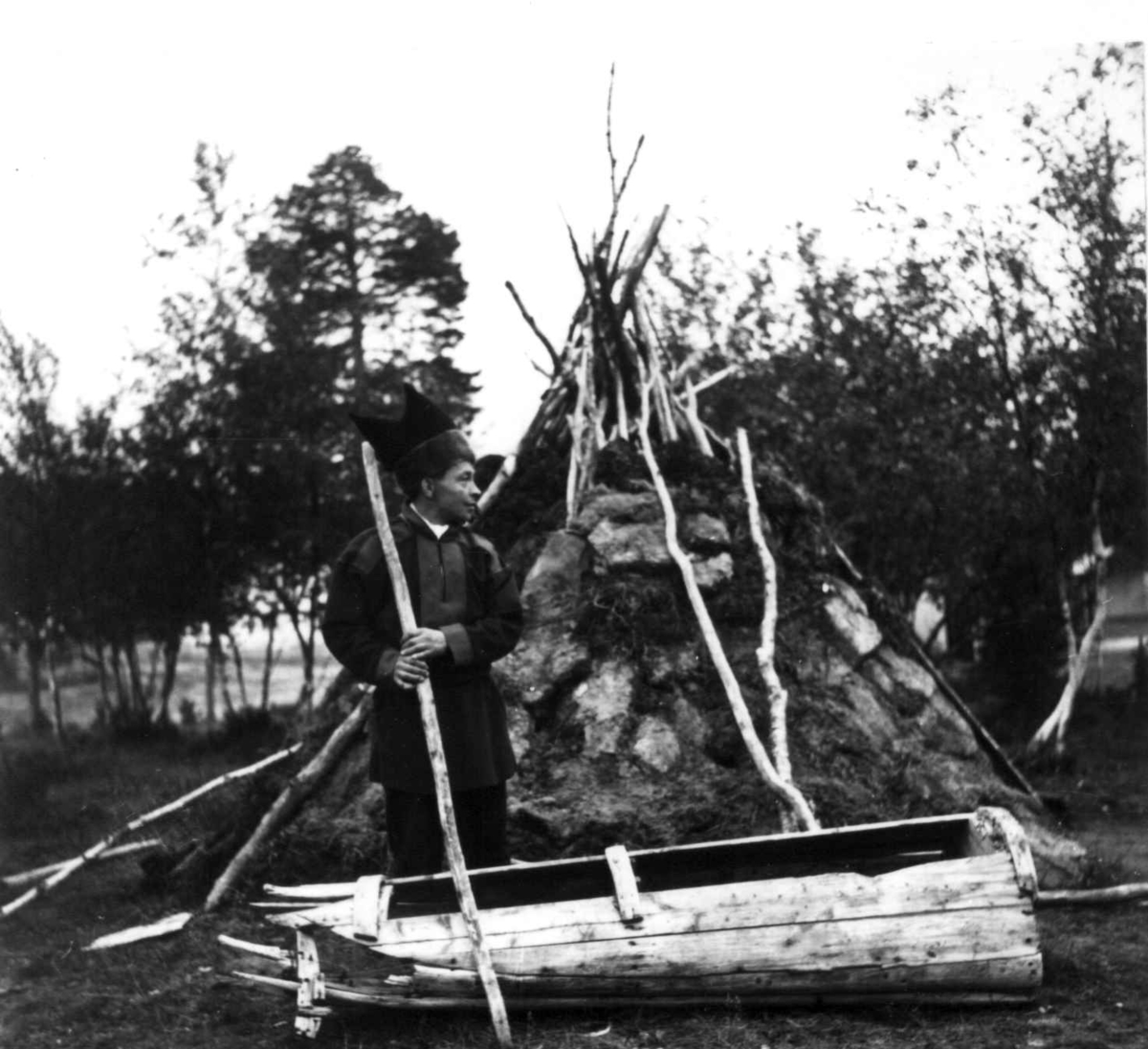 Virginia Raymond Davidson, Jon Aikio står foran en spissgamme ved en lokkpulk. Karasjok 1957.