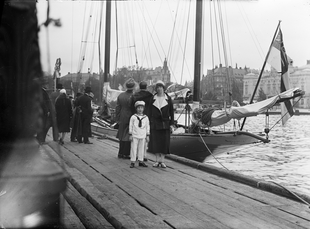 Okänd,, Woman and boy among people who consider sailboat at Nybroviken, Nybroplan with the Royal Dramatic Theatre in the background, Stockholm at the earliest in 1908