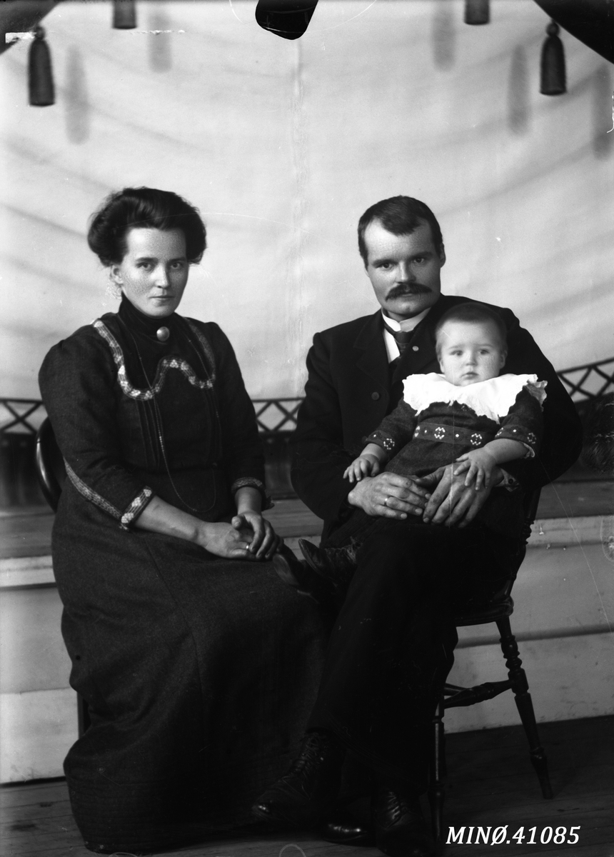 Oscar Holte, Portrett av liten familie - J. Bjerkeli