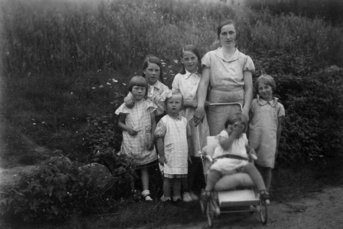 Anna Grostøl, Fru Tamine Vatne sammen med fem barn og et barn i barnevogn. Eiken 1937.