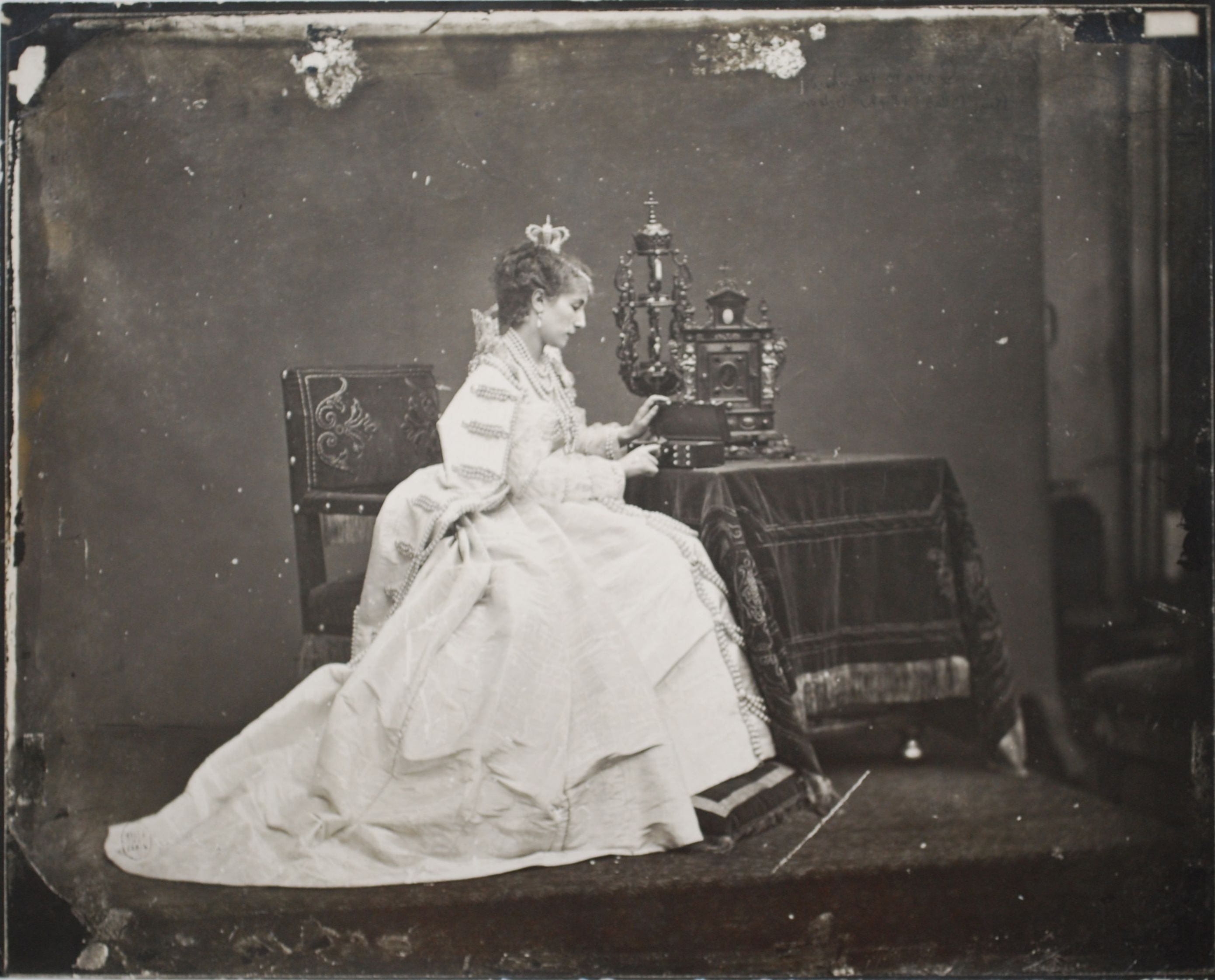 Etienne Carjat, Portrait de Sarah Bernhardt (1844-1923), comédienne, assise ouvrant un coffret, dans la pièce de Ruy Blas en 1872 au théatre Français (Comédie-Française).