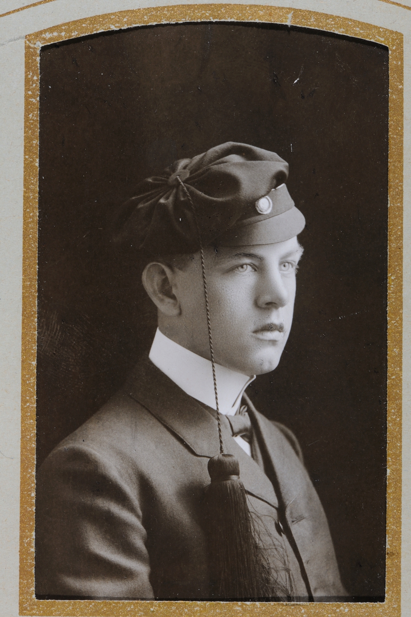 Anno Domkirkeodden, Portrett, student. Fotografiet er av Magnus Grønvold (1887-1960) som student i 1907. Magnus var Didrik Grønvolds sønn.