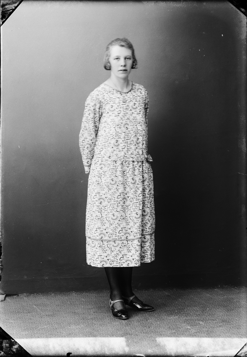 Skötsner-Edhlund, Ateljéporträtt - Gunhild Söderström från Valö socken, Uppland 1926