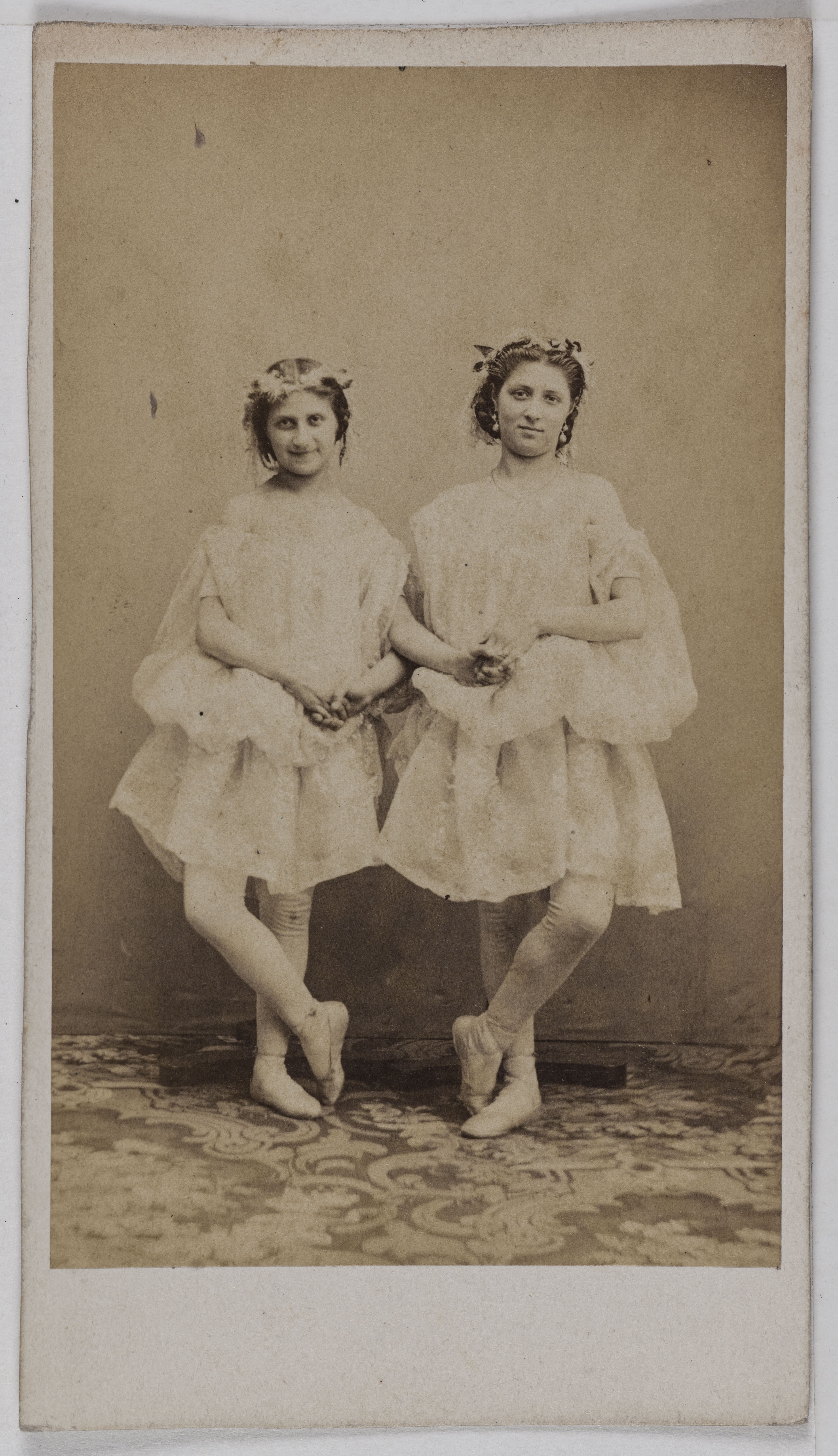 Numa Fils, Portrait de l'actrice Marie, (à droite) et de Clémentine (à gauche)