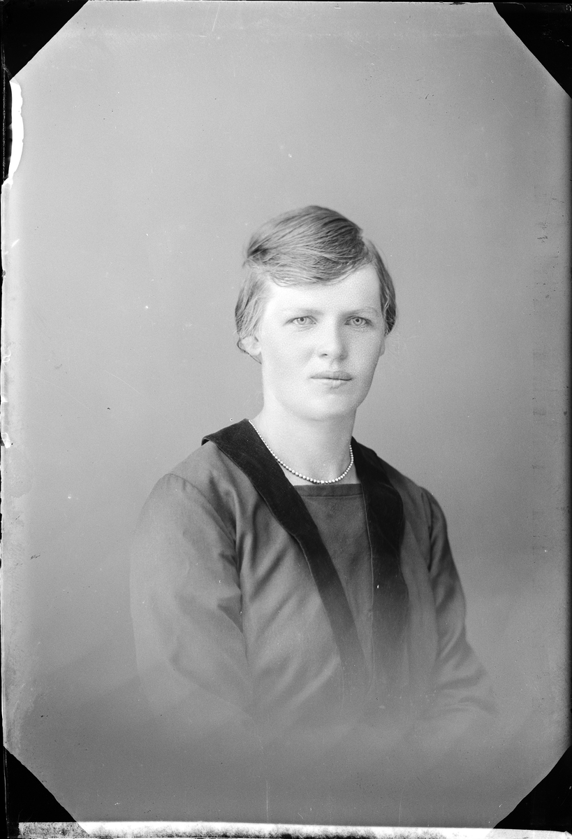 Skötsner-Edhlund, Ateljéporträtt - Esther Almlöf från Marka, Harg socken Uppland 1922