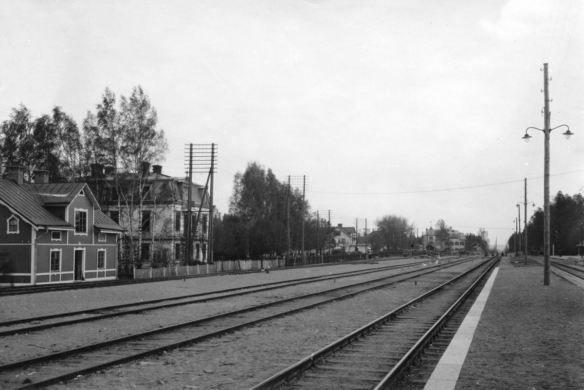 T Hartman, Kumla, railway station area