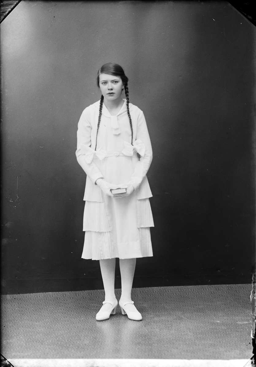 Skötsner-Edhlund, Ateljé Portrait - Lisa Eriksson from Raggarön, Börstil parish, Uppland