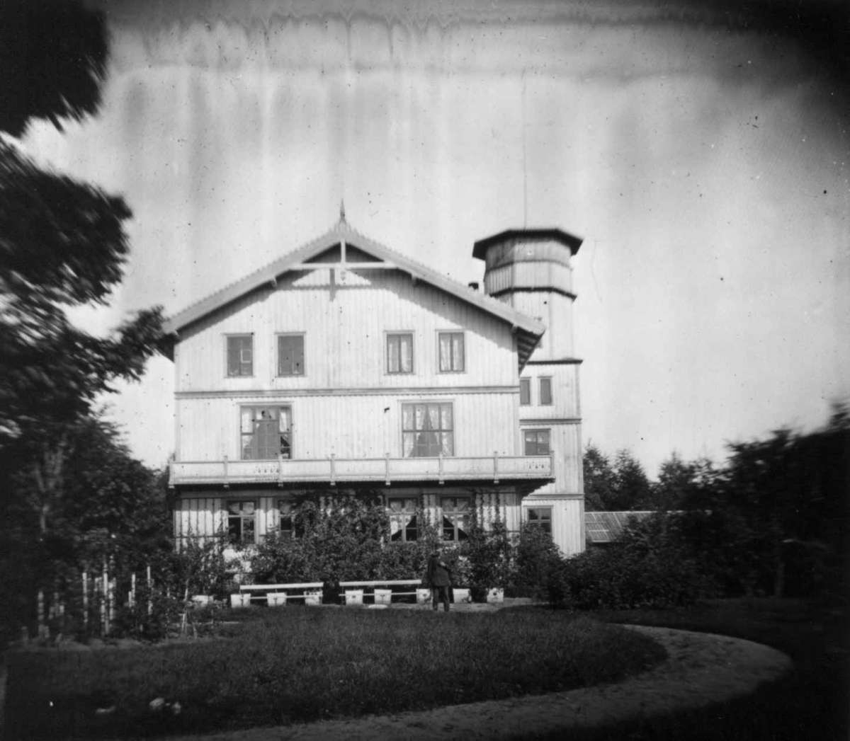 Fredrik Emil Faye, Hasler, Eidsvoll, Akershus eid av byggmester Nestor Malthe, senere av hans sønn dr. Alexander Malthe. Fra serie fotografert av kammerherre Fredrik Emil Faye (1844-1903), Dal gård, Ullensaker 1875-1900. Hvitt hus med tårn.
