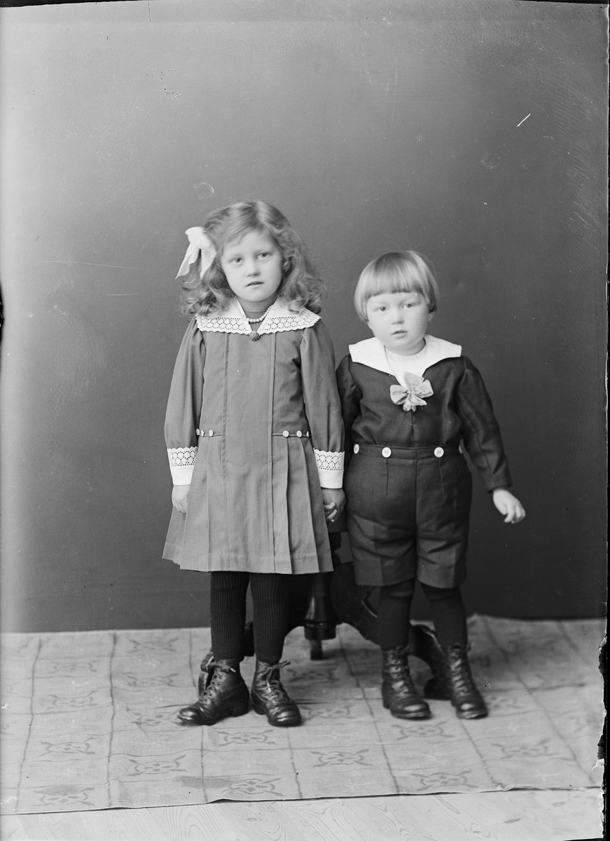 Skötsner-Edhlund, Ateljéporträtt - barn till John Österholm från Torrön, Börstil socken, Uppland 1922