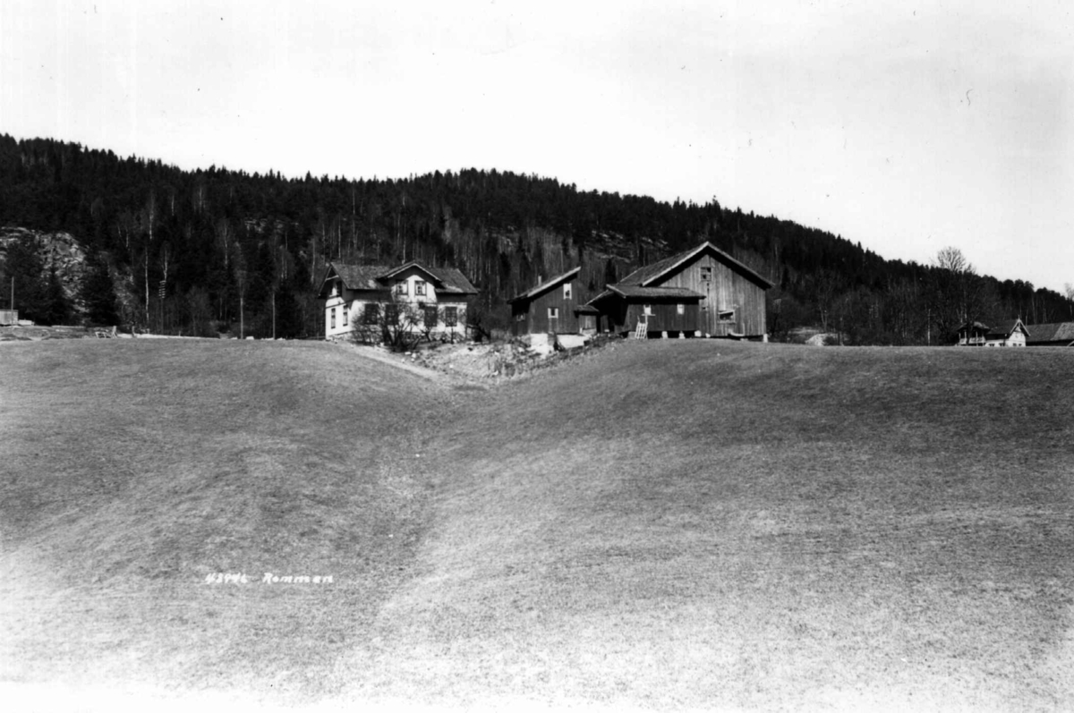 Anders Beer Wilse, Rommen gård, Oslo, Østre Aker. Gården sett fra jordene nedenfra.
