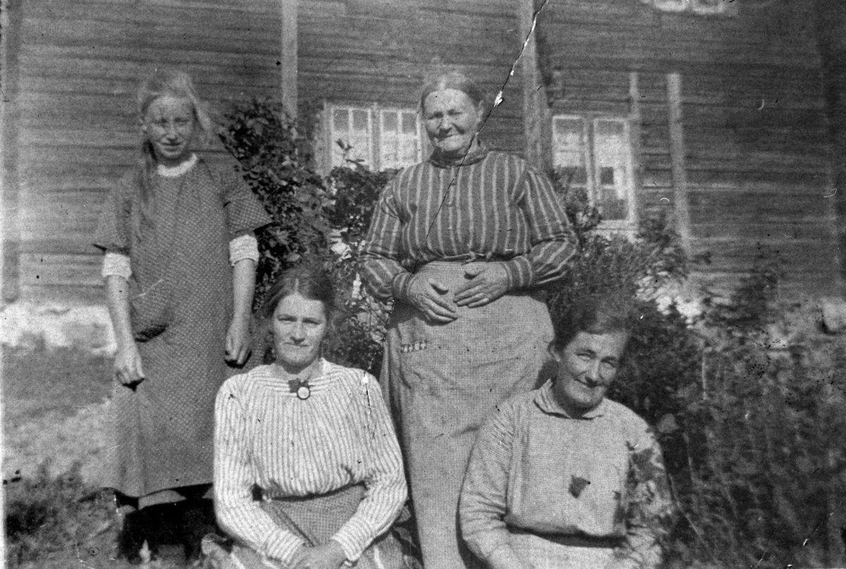 Anno Domkirkeodden, GRUPPE: 4, FRA VENSTRE: KRISTINE HÅRSTAD, BERTE ÅSVESTAD, BAK: BORGHILD SOLBAKKEN, PETRONELLE BRENNHAGEN, ÅSVESTAD VESTRE, LILLE