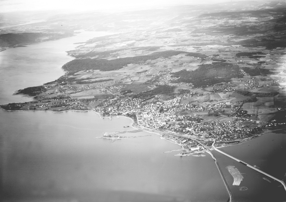 Widerøes Flyveselskap A/S, FLYFOTO OVERSIKT OVER HAMAR MED OMEGN MED MJØSA OG FURNESFJORDEN.