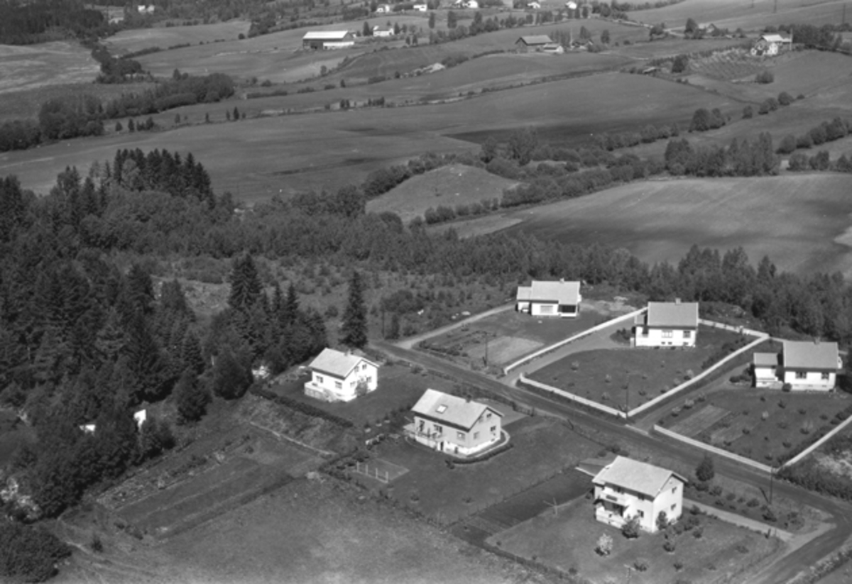 Widerøes Flyveselskap A/S, Flyfoto av bebyggelse i Damvegen, Brumunddal.