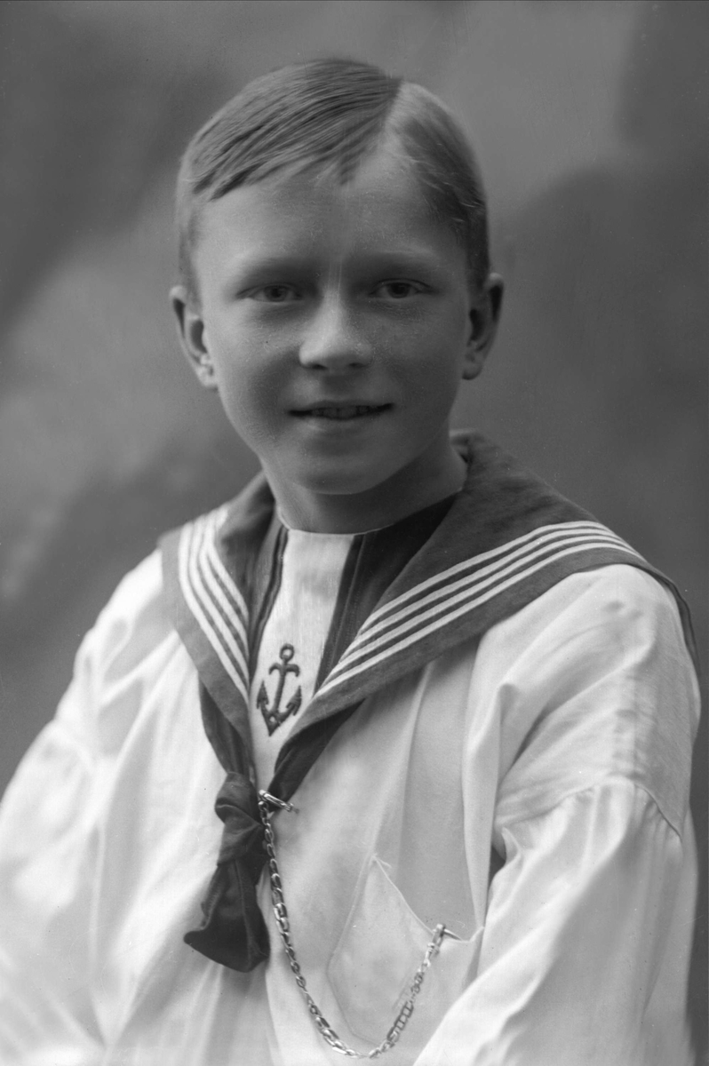 Gustav Borgen, Portrett, gutt i matrosdrakt. Alfred Fansten.