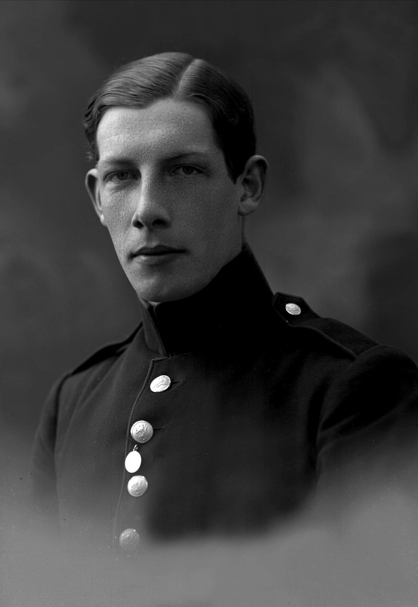 Gustav Borgen, Portrett, mann i kadettuniform.