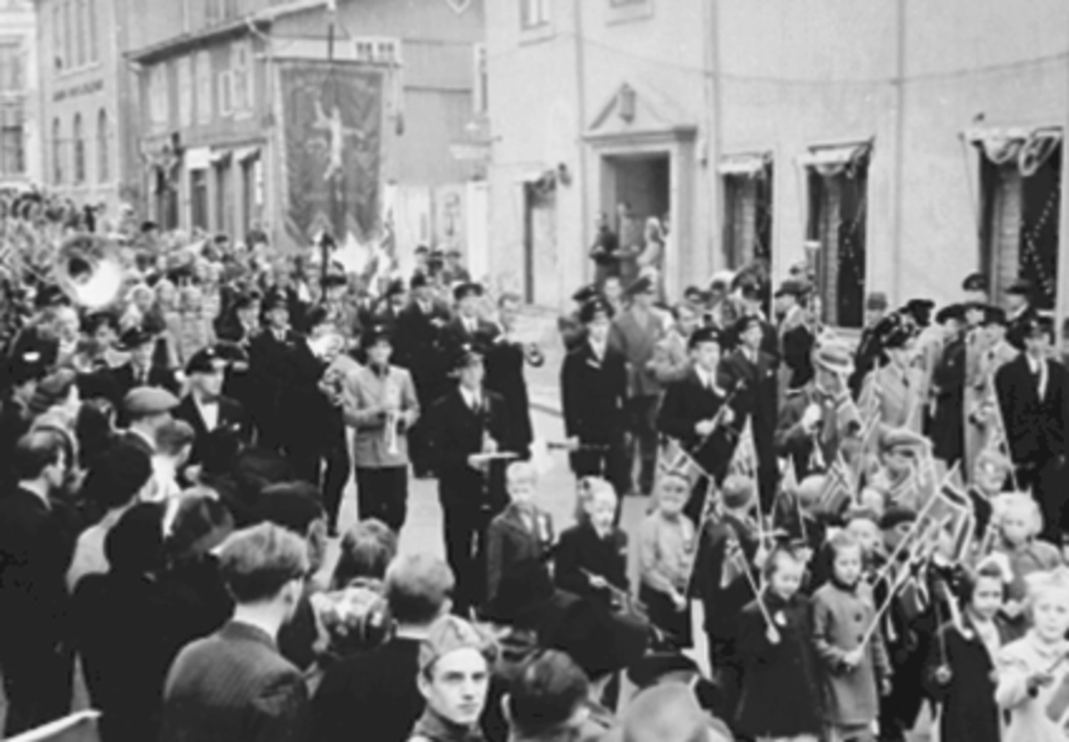 Anno Domkirkeodden, 17 MAI, BARNETOGET ETTER FRIGJØRINGEN UTENFOR ARBEIDERFORENINGEN, GRØNNEGATE 51