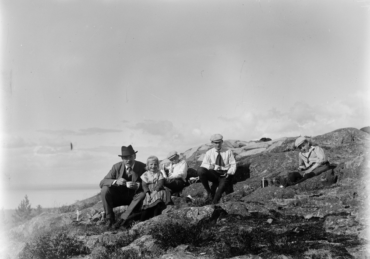 Okänd,, Ruben Liljefors with his children, Alf, Roland, Ingemar and Marit, has fikarast out on mountain horse, probably in Sweden