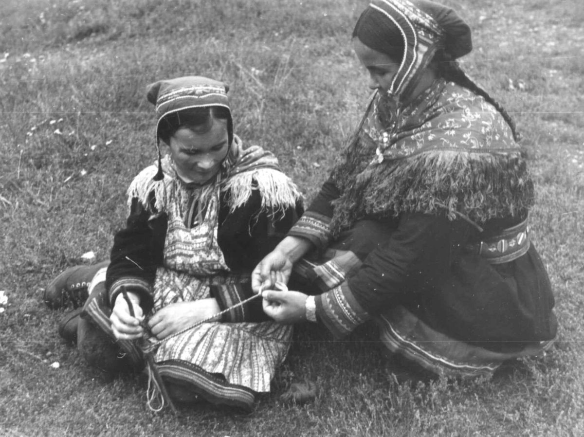 Anna Grostøl, To kvinner fletter bånd. Olderdalen, Kåfjord, Troms 1947.