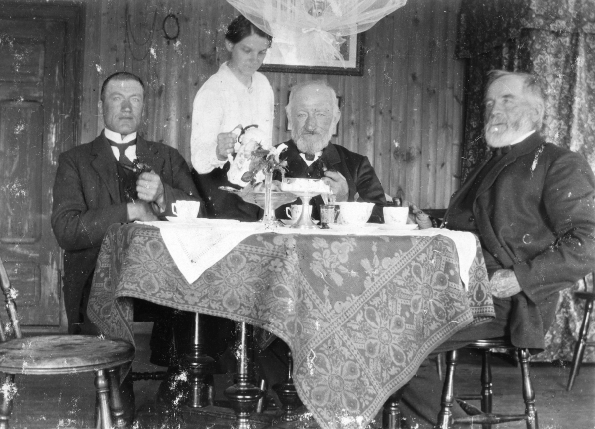 Ukjent, Østre Dystvoll(82/5). Kaffebord, Anne Dystvoll (f. 1897 g.Olstad) skjenker kaffe. Fra venstre sitter Hans Kirkeby, Kristoffer Tomter og Jens Dystvoll (1845-1930).