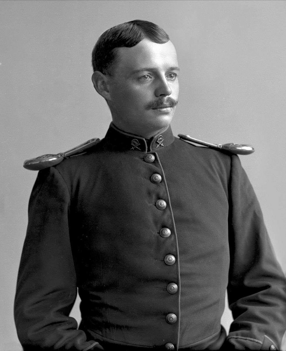 Gustav Borgen, Portrett, Helle Hansen Finholt i uniform som offiser ved Trenkorpset.