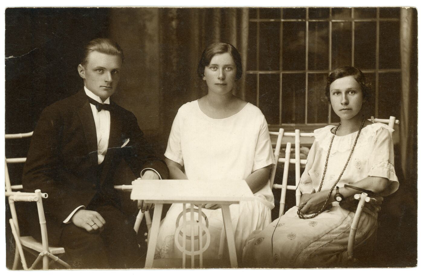 Nežinomas fotografas, Pirma iš dešinės sėdi Marija Balilionytė