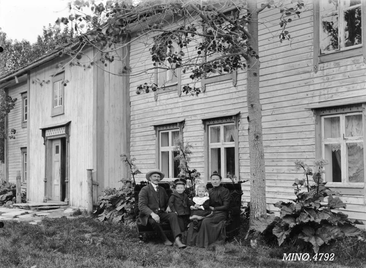 Peder J. Bredalslien, Familiebilde
