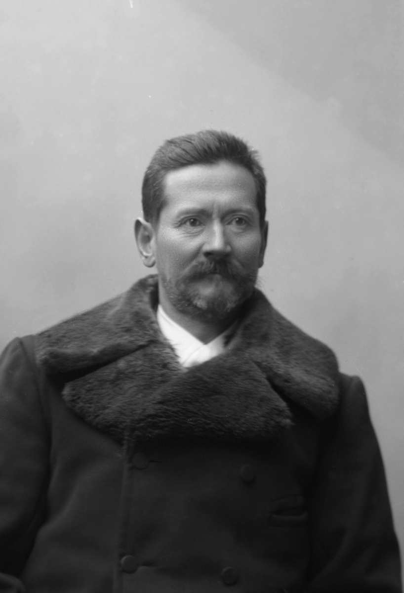 Maria Tesch, Porträtt Fotograferad i Maria Teschs ateljé som fanns i Linköping åren 1873 - 1936. Digitaliserad efter original glasnegativ som förvaras på Stiftsbiblioteket /Linköpings stadsbibliotek.