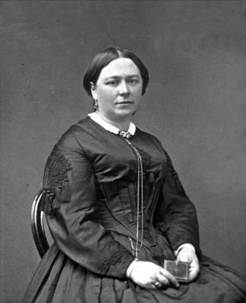 Gustav Borgen, Avfotografering. Portrett av Augusta Petra Poppe. Født på Nannestad 18. april 1833. Død på Kaupanger 20. oktober 1897. Gift i Nannestad 28. desember 1853 med Christen Knagenhjelm (10.09.1823 - 29.05-1902).