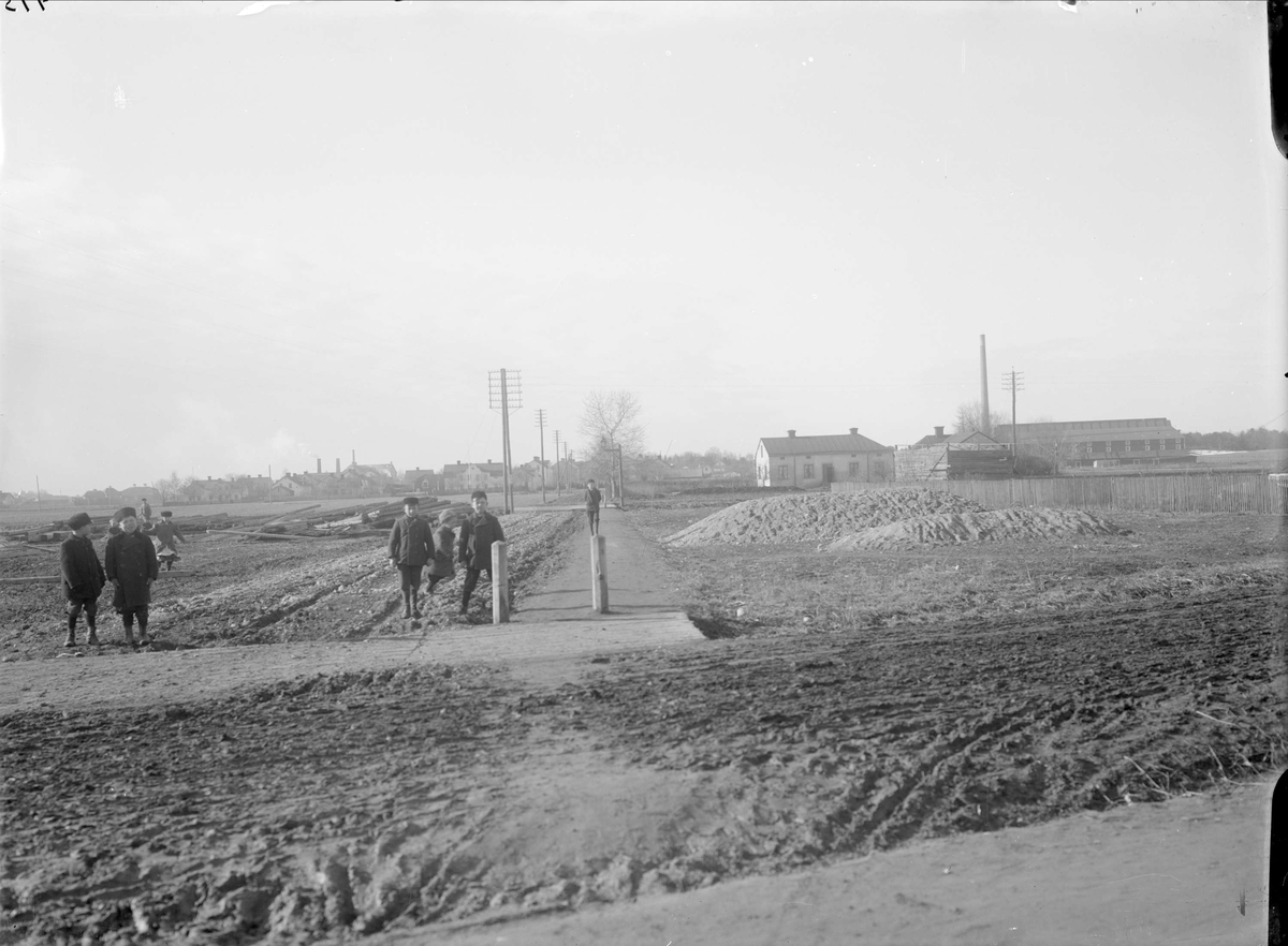 Alfred Dahlgren, Geijersgatan - Börjegatan, Luthagen, Uppsala 1908. Till höger S:t Eriks Lervarufabriker i nuvarande kvarteret Grenen