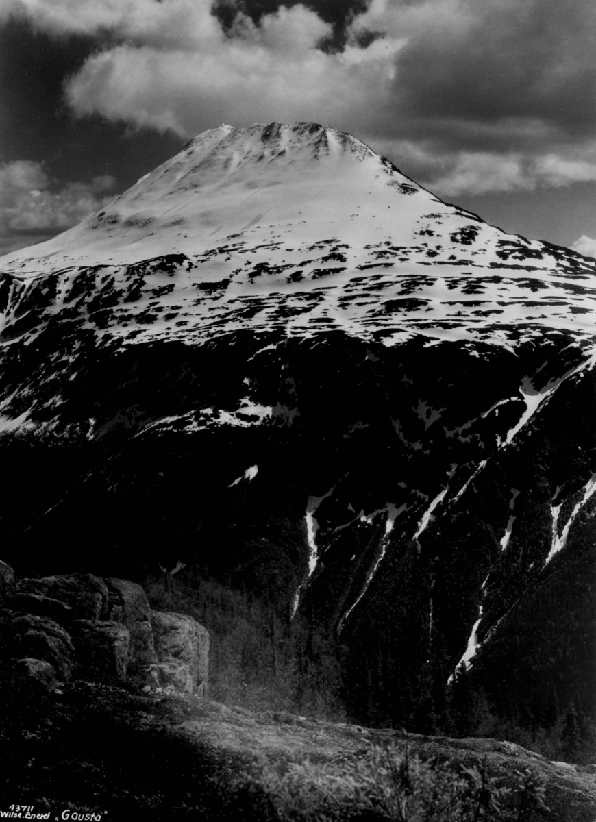 Anders Beer Wilse, Landskap med Gaustatoppen. Snødekt fjell.