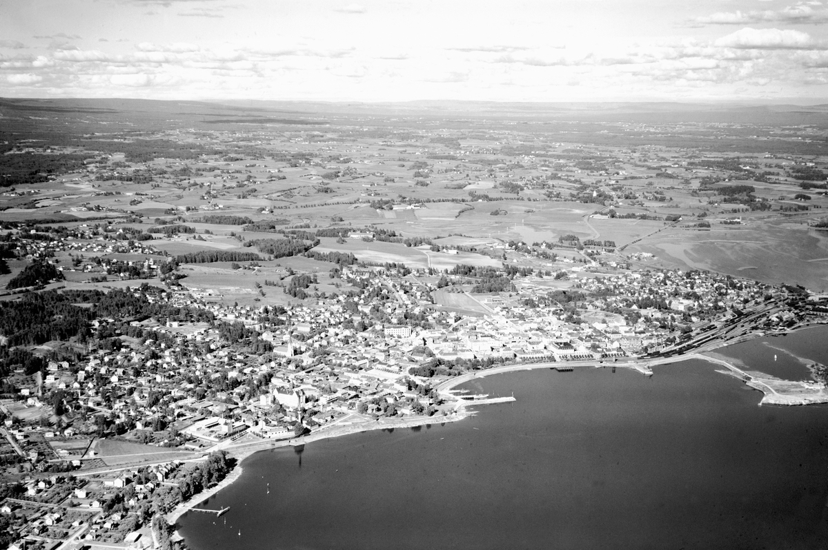Widerøes Flyveselskap A/S, FLYFOTO OVERSIKT FRA STORHAMAR MOT SENTRUM OG VANG