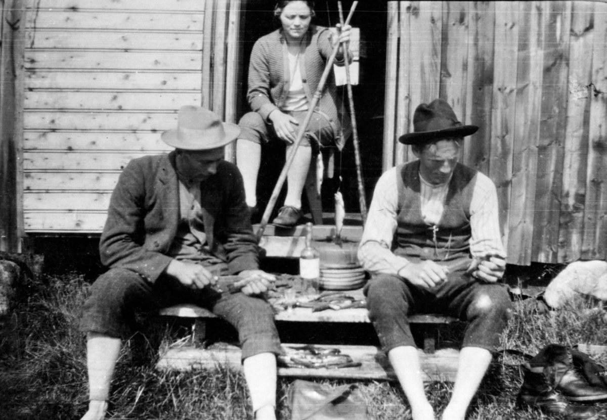 Anno Domkirkeodden, Fisken renses, veies og legges i butt. Birger Hulberg, Ingeborg Allergodt og Erling Bye på Gammelskolla seter, Ringsakerfjellet.